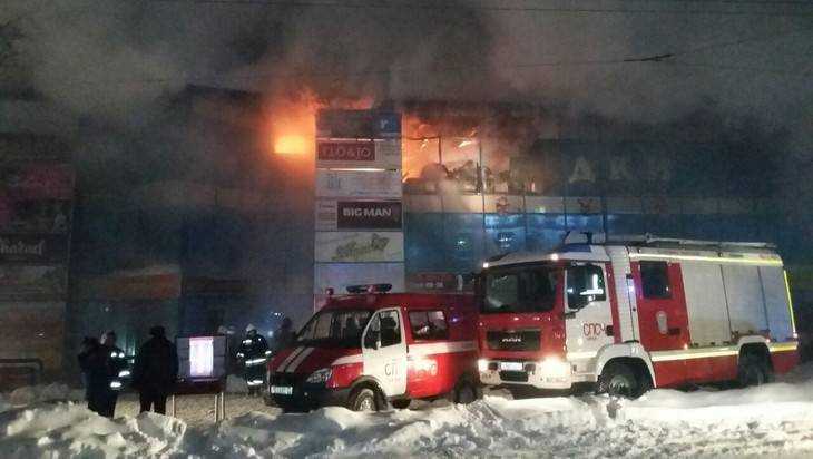 Пожар охватил 200 квадратных метров торгового центра в Орле