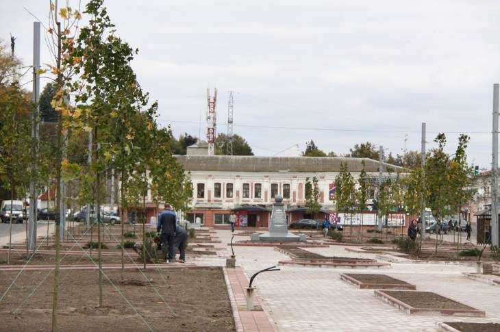 Глав Брянска удивил белый налёт на новоиспеченной плитке в Семеновском сквере