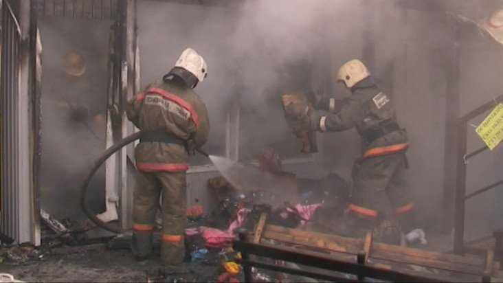 В Брянске сгорел торговый павильон на улице Молокова