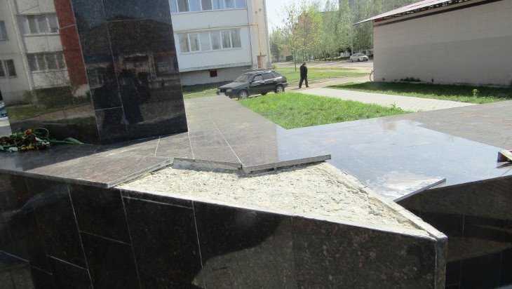 В Новозыбкове вандалы изуродовали памятник воинам-освободителям