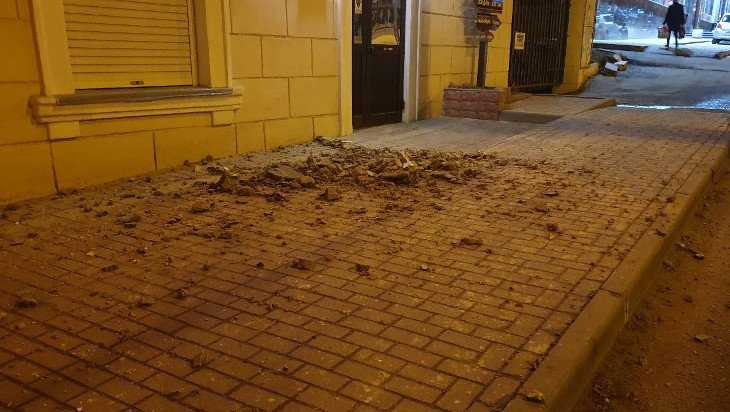 В Брянске на проспекте Ленина со стены дома обвалилась штукатурка