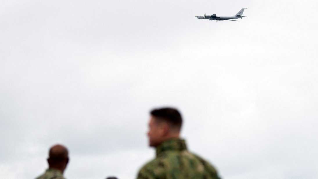 Российские летчики пролетели над боевым кораблем НАТО и устроили переполох