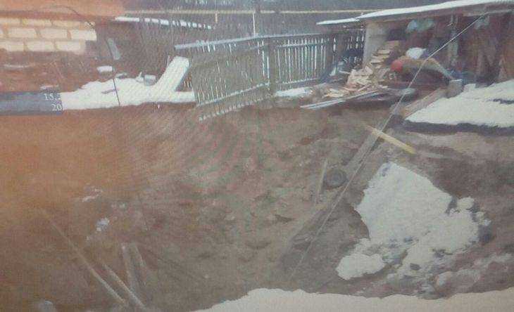 В брянском поселке Вышкове в провал рухнули баня, сарай и погреб