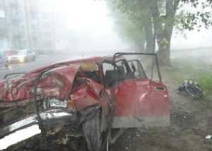 В Брянске водитель погиб, врезавшись в дерево