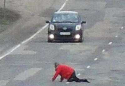 Пьяная брянская дама попала под машину, присев отдохнуть на дороге