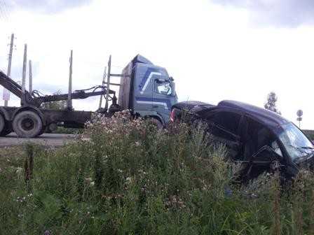 В Брянске «Ниссан» столкнулся с грузовиком – двое пострадали