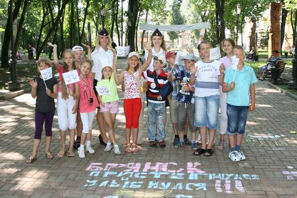 В Брянске прошёл флэш-моб «Детская Россия пристёгивается!»