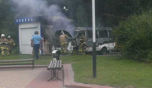 Маршрутку  возле полицейской будки в Брянске подожгли