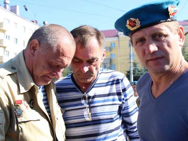 На день ВДВ в Брянске встретились не видевшиеся 32 года десантники