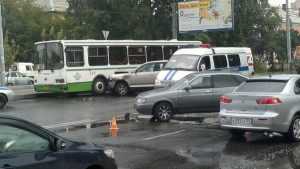 В районе Кургана в Брянске столкнулись две легковушки и автобус