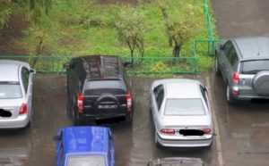 В Брянске «Лада» едва не задавила водителя припаркованного авто