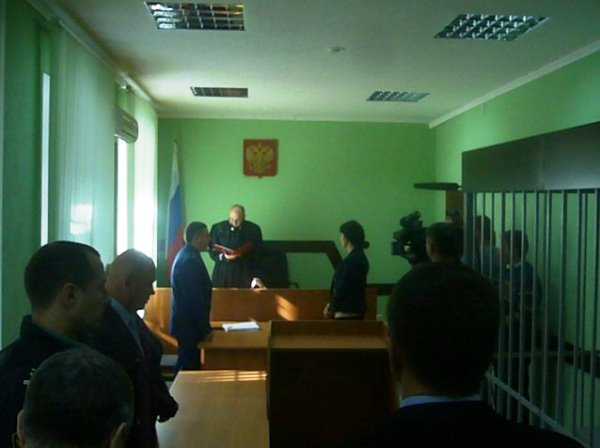 Осуждённый Машков бежал в автозак, прячась от журналистов
