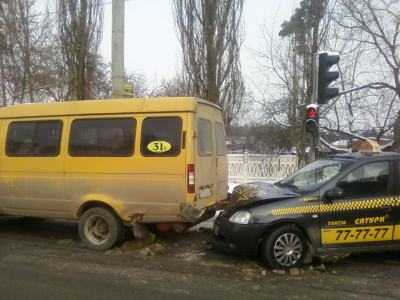 В Брянске таксистка на иномарке врезалась в маршрутку