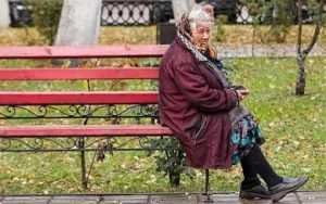 Пьяный брянский водитель на «Волге» снёс скамейку с бабушкой
