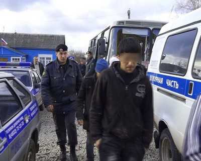 В Кокоревке брянская полиция задержала 14 таджиков-нелегалов