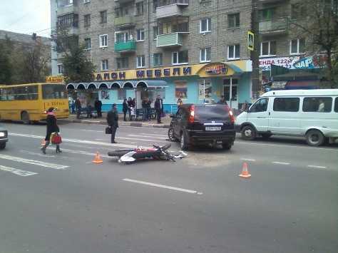 В Брянске женщина на иномарке столкнулась с мотоциклом