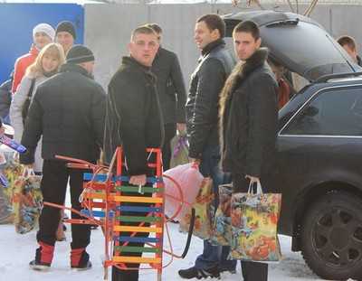 Брянские автомобилисты примерили роль Деда Мороза в Чемерне