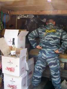 Брянская полиция прикрыла гараж-магазин с поддельным алкоголем