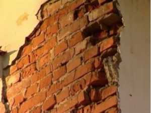 За гибель брянской пенсионерки под рухнувшей стеной ответит хозяин здания