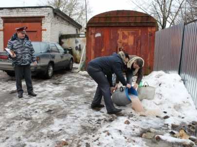 Брянская полиция вылила  более 1300 литров браги