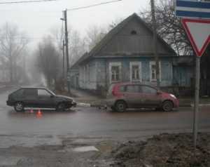 В центре Брянска столкнулись легковушки – пострадал водитель
