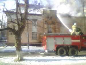 В Бежице горит старое здание женской консультации
