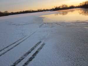 В Брянске  иномарка провалилась под лёд — погиб человек