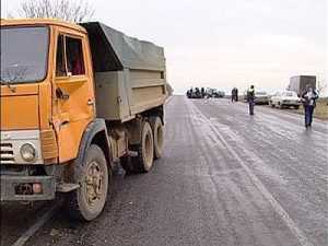 В Жуковском районе легковушка столкнулась с «КАМАЗом» — трое ранены