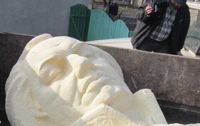 Львовские бандеровцы снесли памятник «тоталитарному» Кутузову