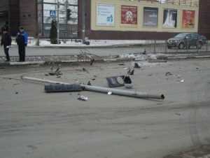 Возле бежицкой «Линии» в Брянске иномарка снесла светофор (видео)
