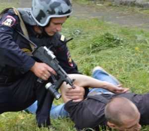 Брянская полиция задержала мстителя, прострелившего живот мужчине