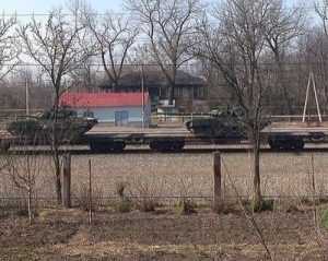Украинцы подтянули на аркане к брянской границе танки, один загорелся