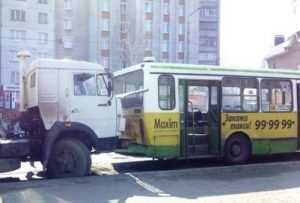 В Брянске «КАМАЗ» протаранил пассажирский автобус