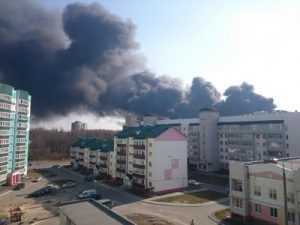 В Брянске горят и взрываются склады