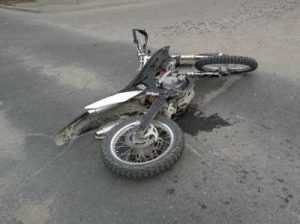 Под Брянском пьяный мотоциклист едва не убил себя и пассажира