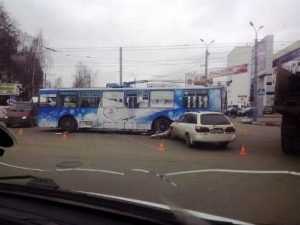 В Брянске троллейбус врезался в иномарку — пострадали двое