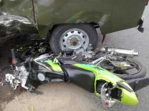 Под Брянском велосипедист врезался в «Рено», а мотоциклист — в «УАЗ»