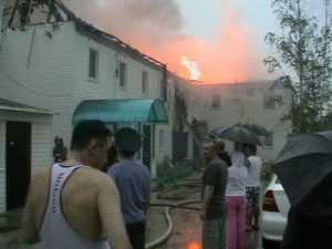 В Брянске во время грозы загорелся дом