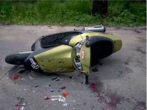 Неизвестная машина сбила скутериста и его пассажирку в Брянске