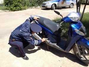 Брянские инспекторы задержали водителя угнанного в Италии скутера