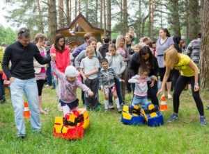 «Человек-праздник» подарил брянским детям парк развлечений