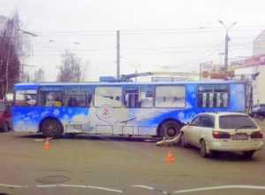В Брянске столкнулись иномарка, троллейбус и два грузовика