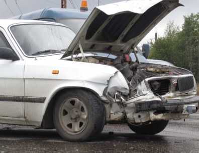 На брянской трассе водитель «Волги» погиб, врезавшись в «Мерседес»