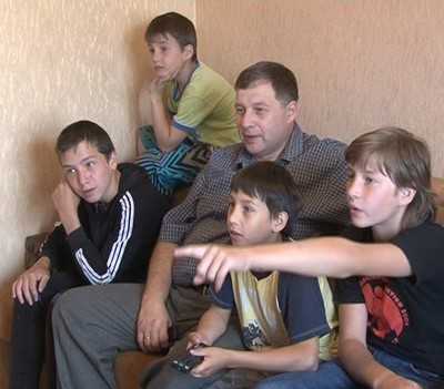 Семье брянского полицейского, у которого 8 детей, подарили жилье