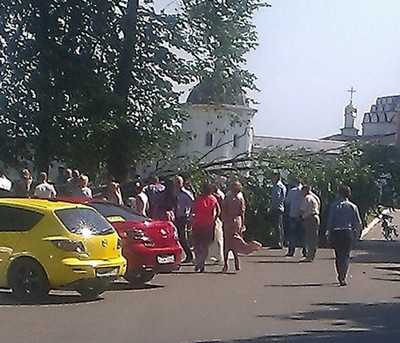 У брянского монастыря на свадебную машину рухнуло дерево