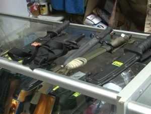 В брянском торговом центре полиция изъяла 17 ножей и пистолет