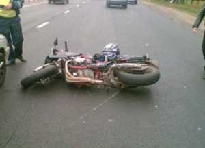 Брянская водительница сбила мотоцикл с молодой парочкой
