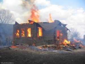 В брянской деревне сгорела школьница, три подростка в больнице