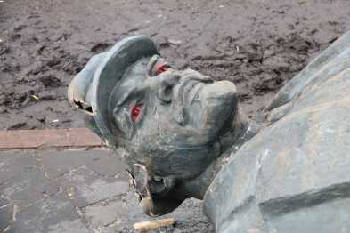 Украинцы занялись наскальными надписями и распилили Ленина