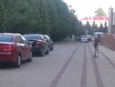 Брянцы возмутились автомобильным беспределом в сквере Проскурина